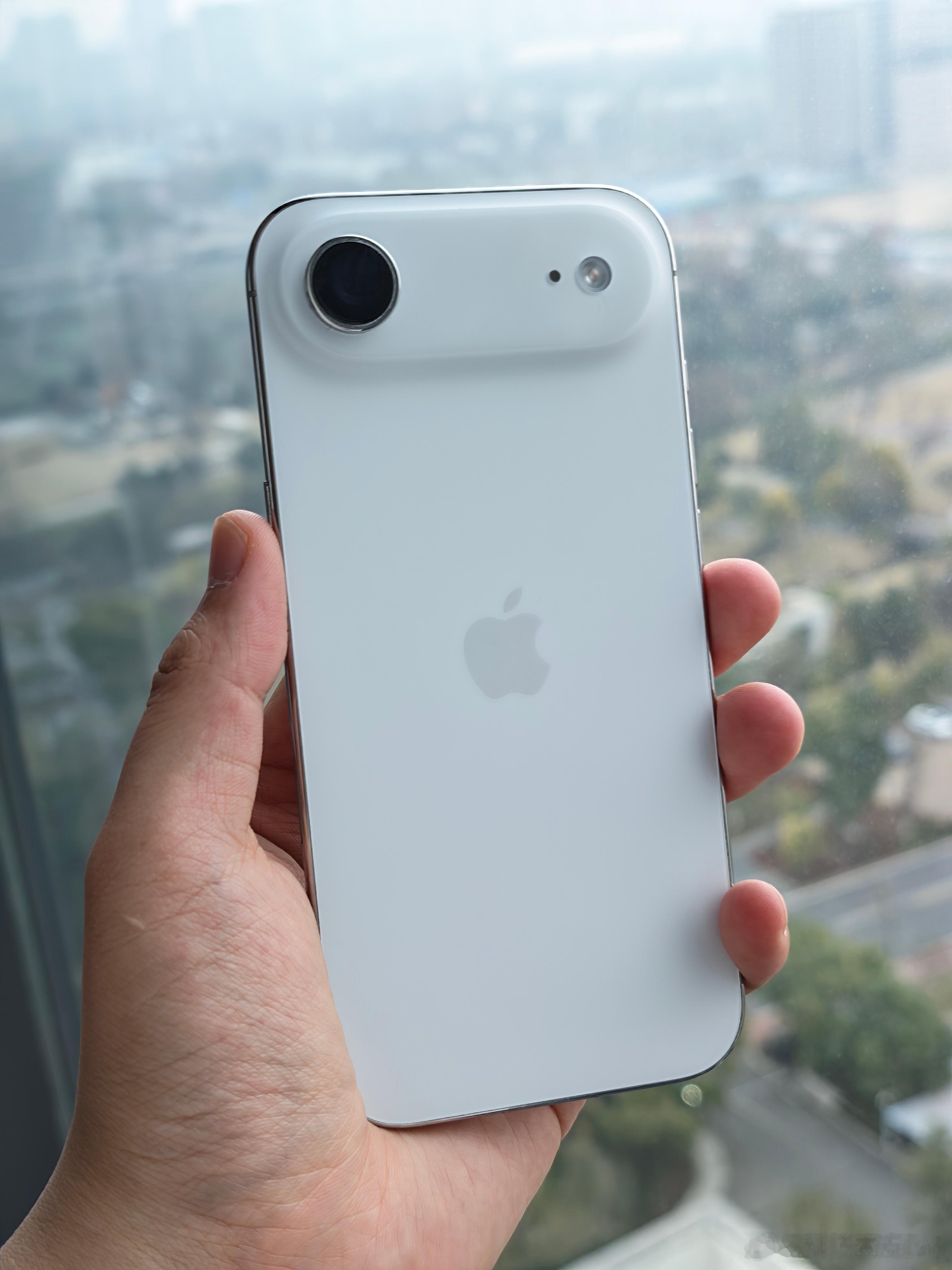 又摸了摸iPhone Air，是真轻真薄，不过听说身材差不多但是配置全很多的安卓