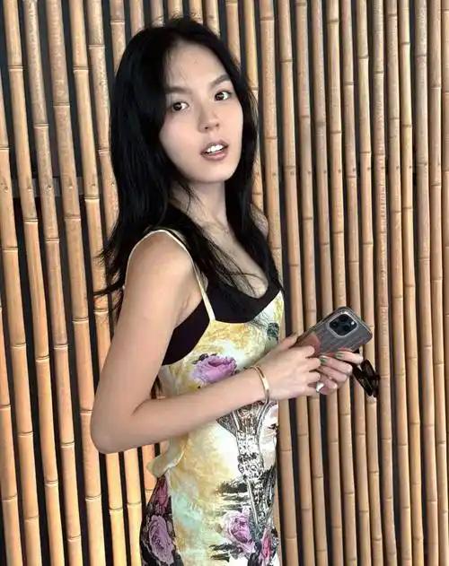 法图麦晒出欧洲旅行随拍，镜头里她身着清凉夏装，在街头与海边留下舒展身影，长腿细腰