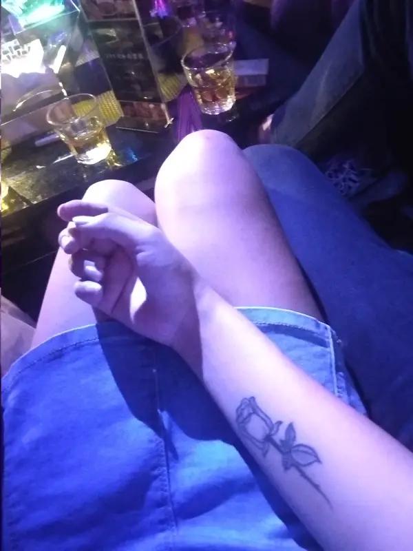 纹身女孩的情感世界，一直被外界戴着有色眼镜看待。有人说“娶妻不娶纹身女”，就像我