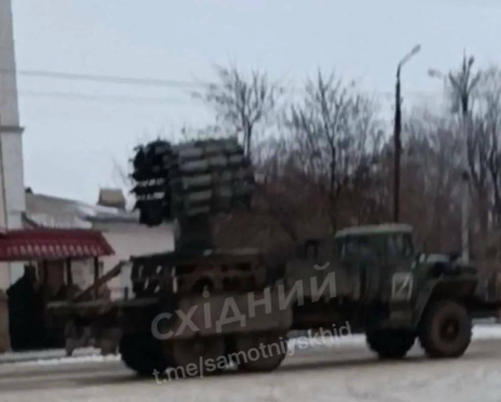 俄罗斯RBU-6000反潜火箭发射器安装在Ural-4320卡车和T-80BV坦
