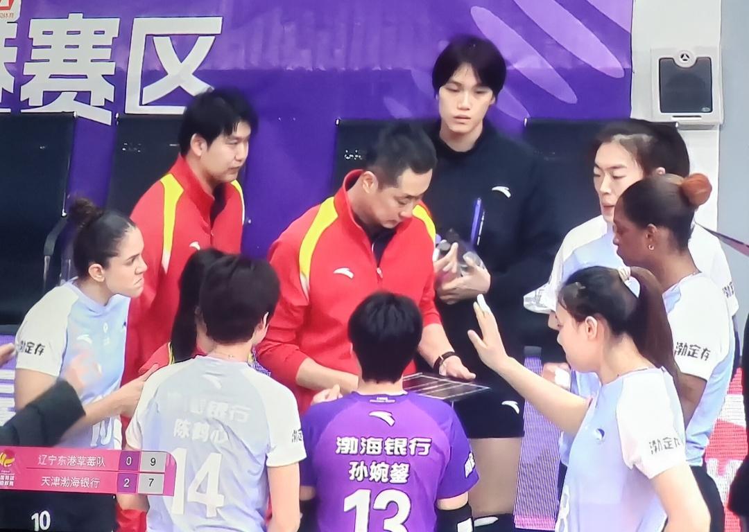 女排联赛A级第6轮：辽宁女排主场1:3不敌天津女排饮六连败，主教练李海运没有激情