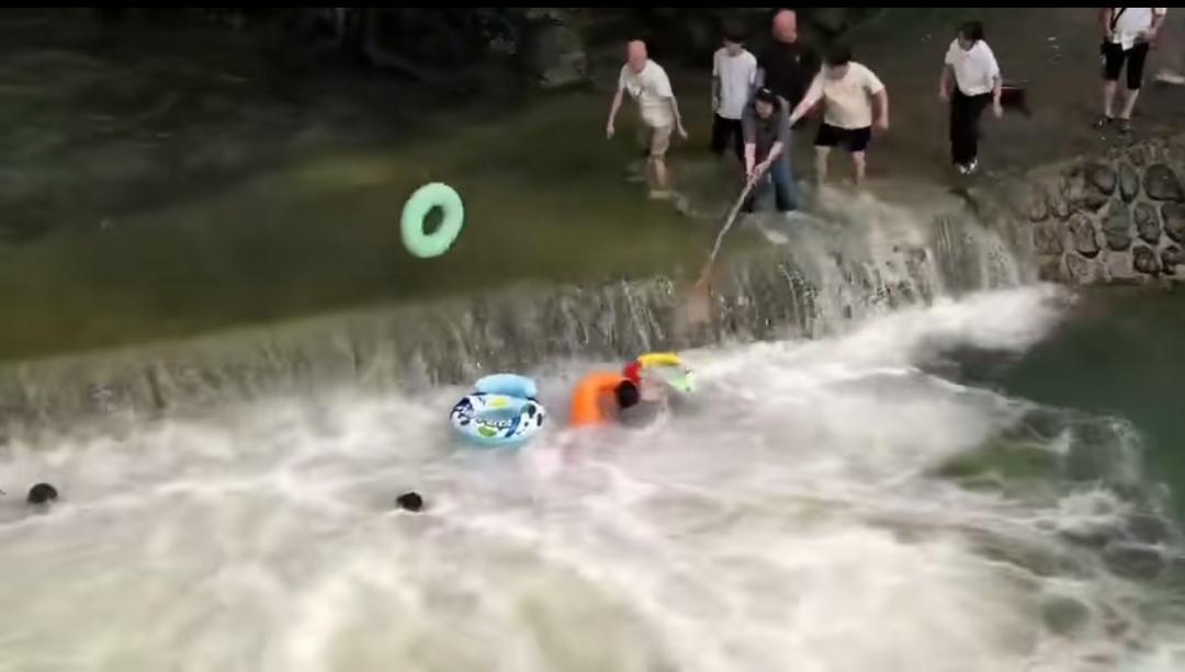 每年夏天的时候，我们总会看到家长带着孩子去野地里游玩。

他们会选择那种激流勇进