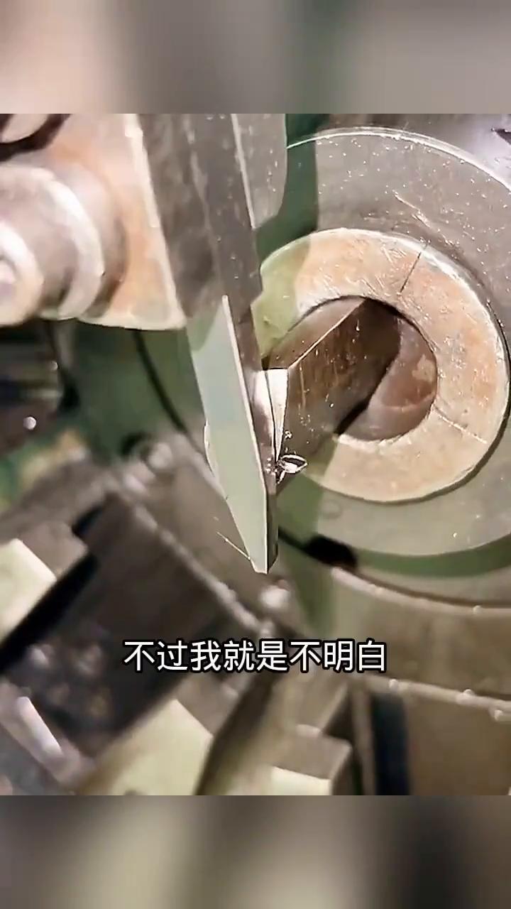 一看才明白原来拉簧都是这么生产的。不过我就是不明白，也没有看到机器动弹簧是从哪里
