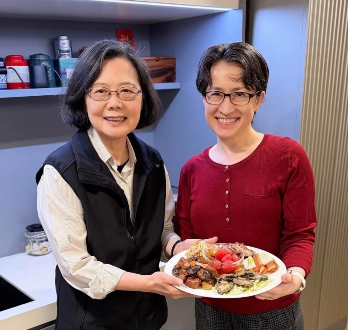 蔡英文的今年年夜饭是和萧美琴一起吃的。 