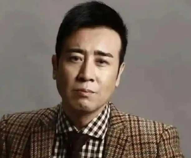 于和伟为八位手足置办房产，遭三哥斥责含泪出言辩驳
于和伟成名后，自掏腰包为八位兄