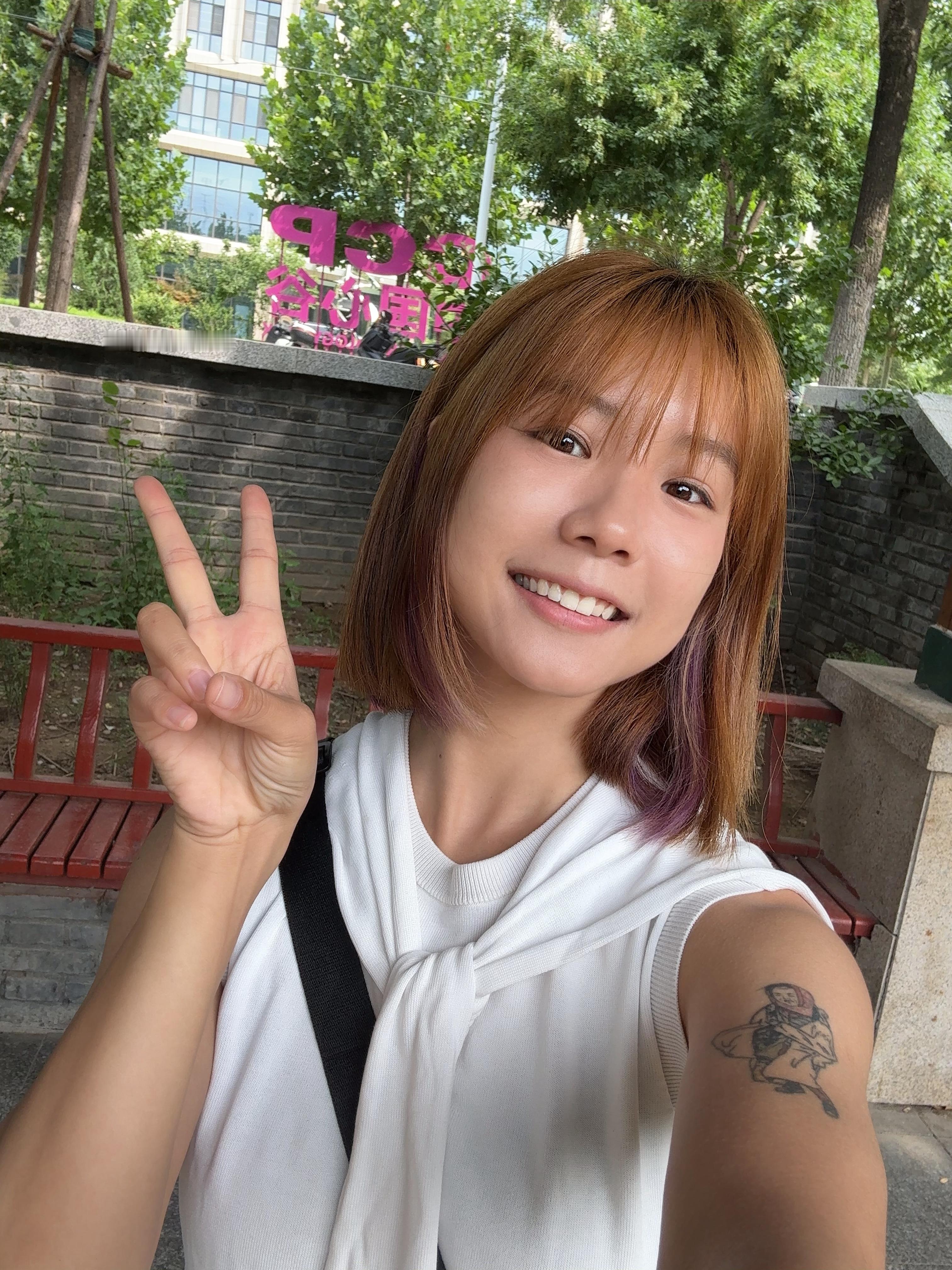 上课结束啦，等曹老师来接我这边楼下就紧挨着一条河我正好坐在河边补补钙哈哈哈紧扣主
