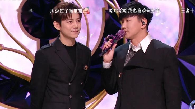 完了完了JJ怎么跟何老师一样高啊狗头保命！但是你的现场怎么能永远这么好听呢 太绝