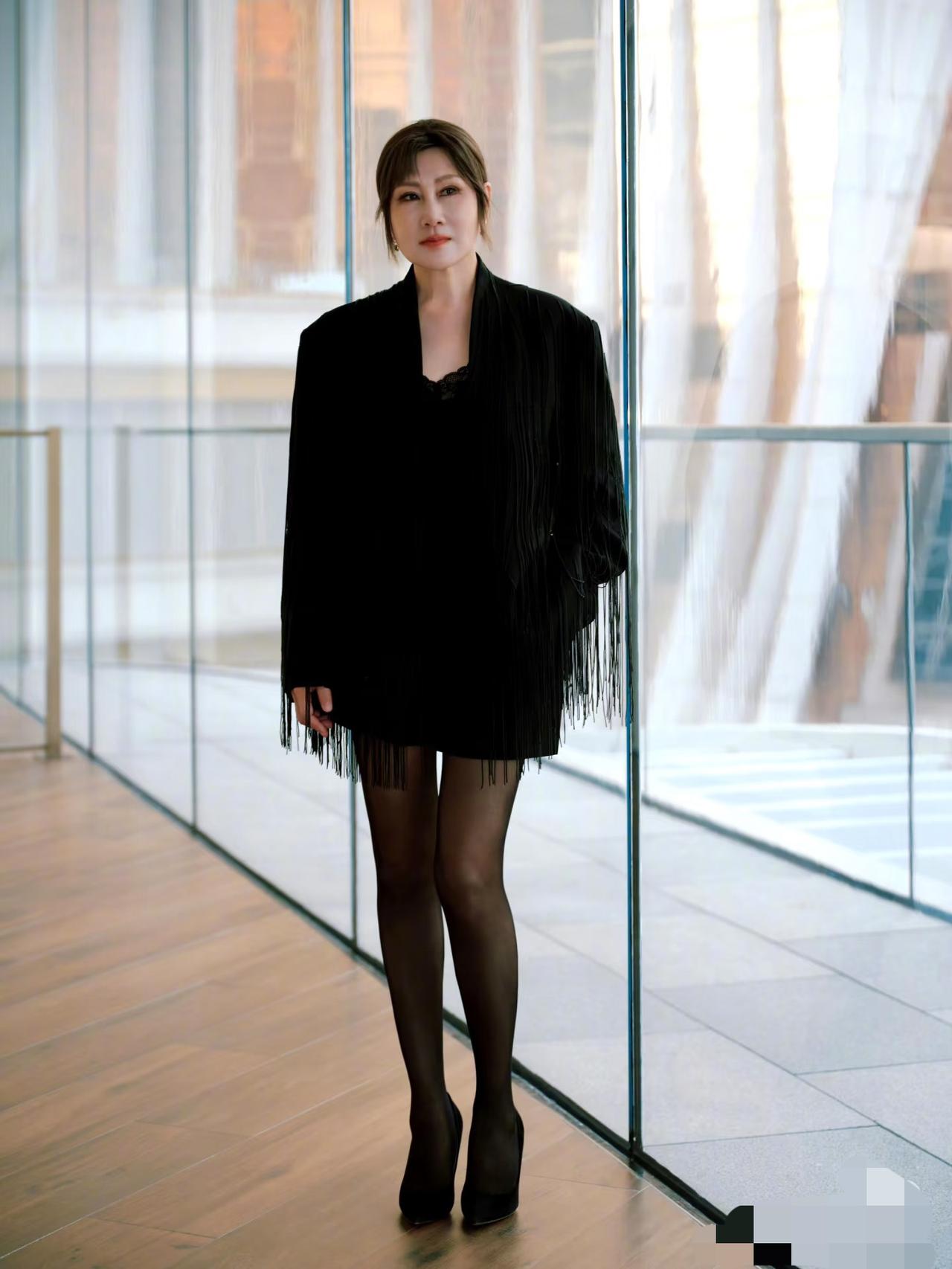 我发现娱乐圈里，
我最看不懂的人就是张凯丽了，
明明已经63岁了，却还要学人家小