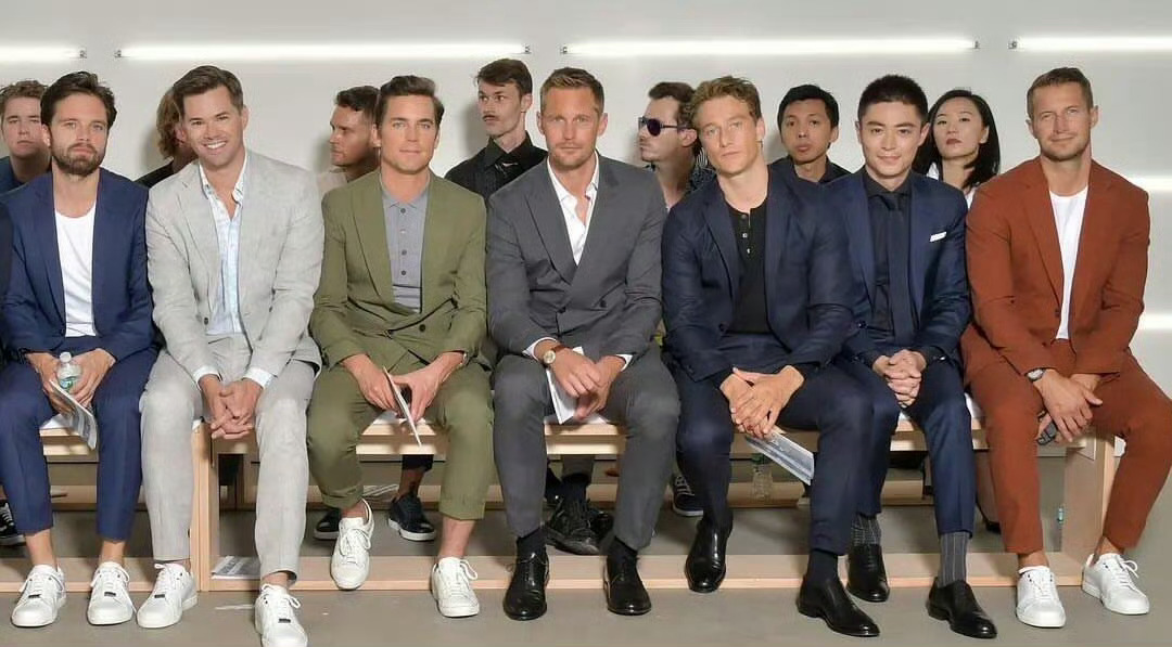 霍建华这坐姿简直是秀场的一股清流😂 旁边两位都是松弛感拉满，只有他仿佛在参加非