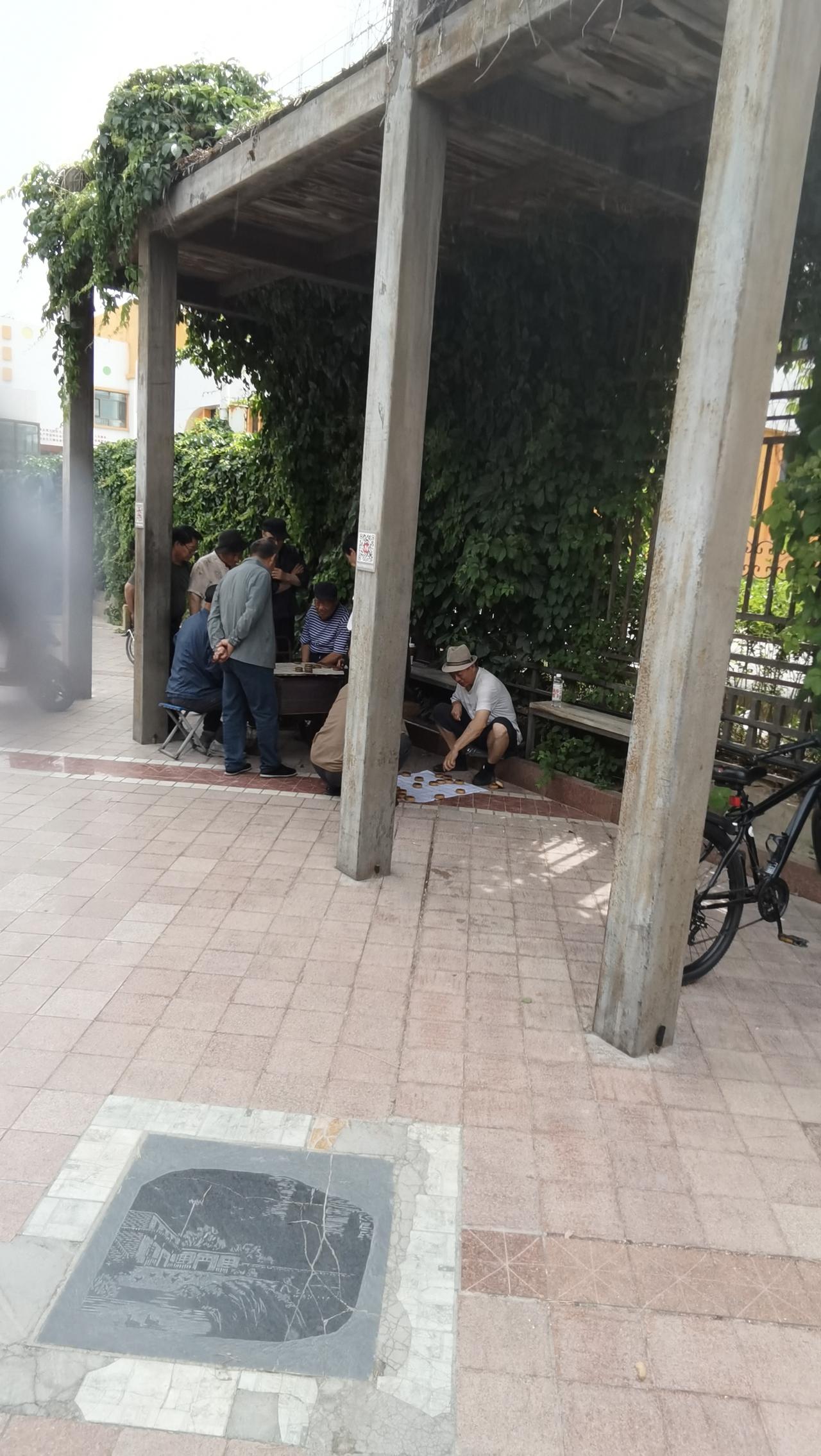 路不行不知长短，请你来对下联人未老未来可期。