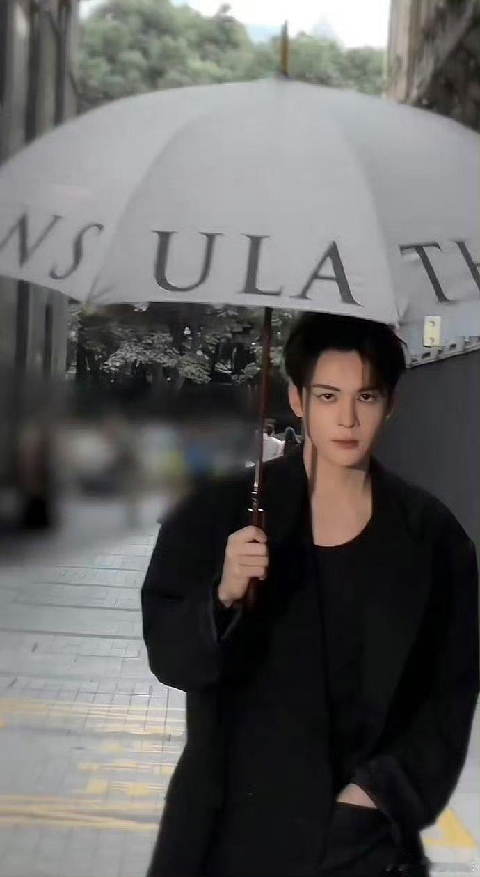 #曾舜晞背张力##曾舜晞转身这一下#绝了！！曾舜晞的背张力还在持续上升！这一转神
