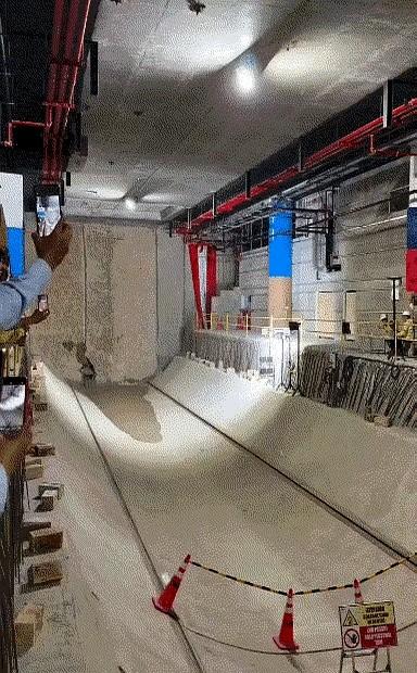 这是盾构机挖掘隧道全线贯通时最后一刻的震撼场景。
我总觉得它在伸手不见五指的地下