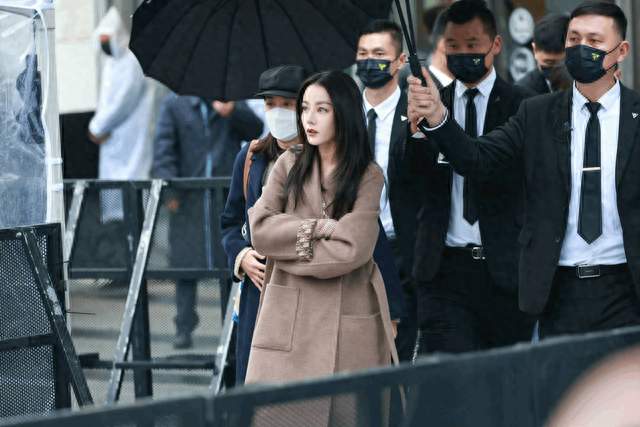 迪丽热巴豹纹辣妹装再刷屏 红毯统治力归来引热议
