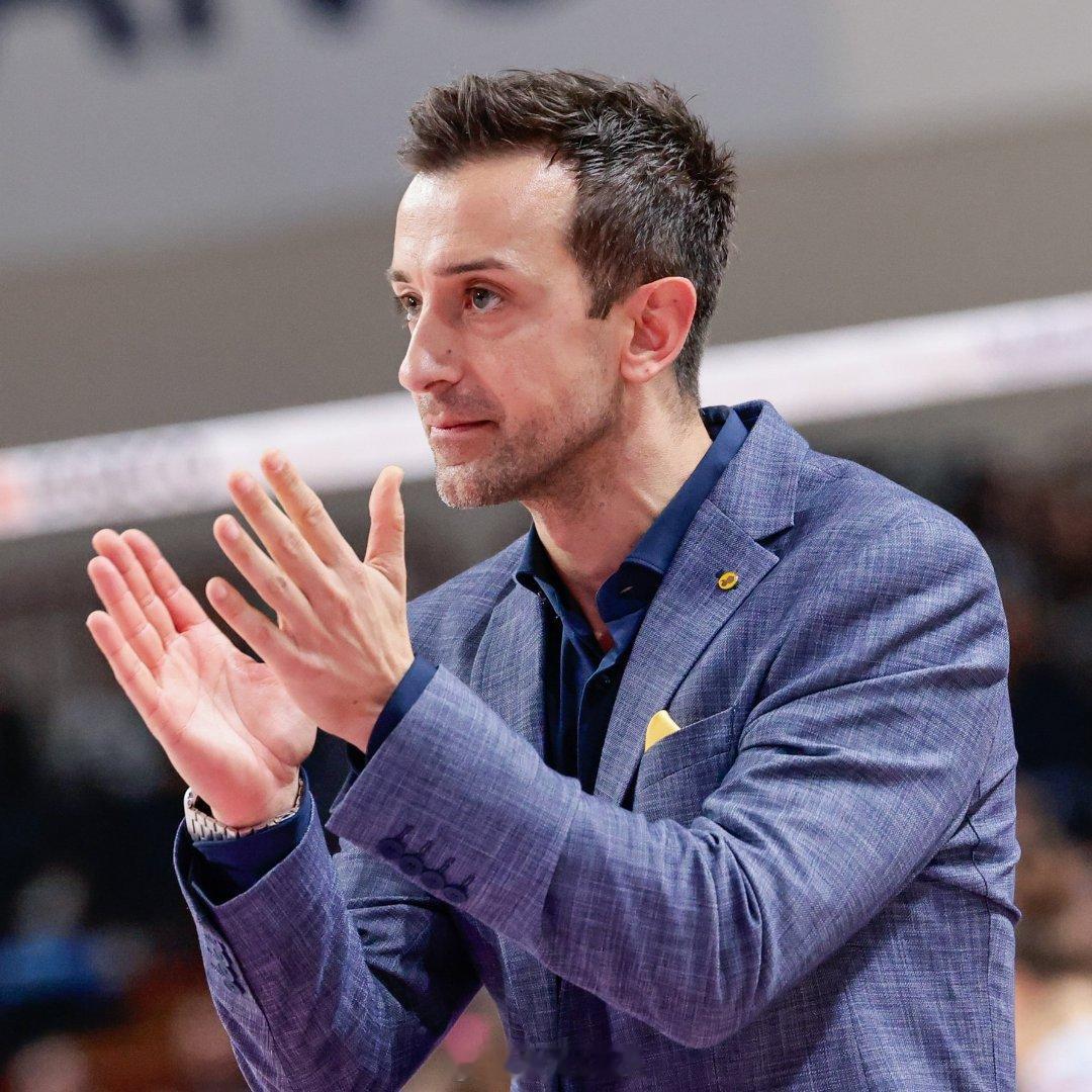 女排 桑塔雷利：所有说法都是毫无根据的。我没有接到任何人的电话，也没有收到任何邀