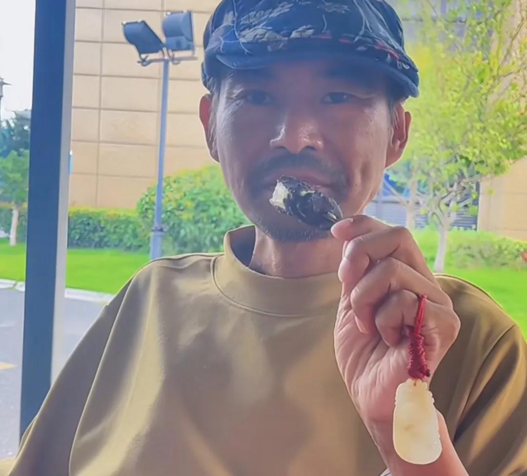 面筋哥重生之路，肝移植恢复健康，但随之而来的是对他的议论纷纷，有人说面筋哥赚钱自