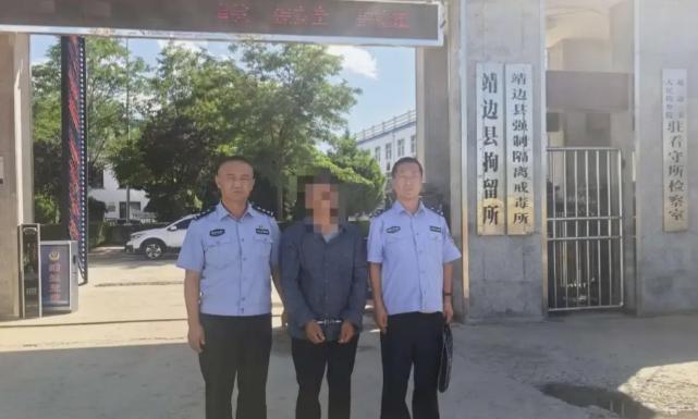 不能种地了？陕西榆林，男子闲来无事，在村里找了块没人要的荒地，独自开着拖拉机干了
