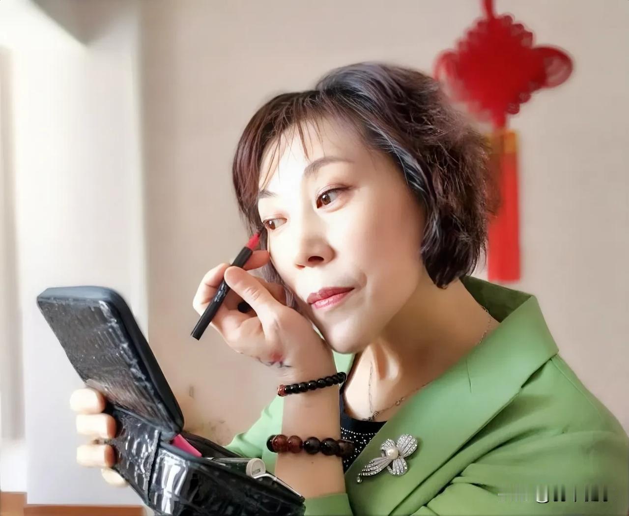 生活并非仅有遥不可及的诗与远方，还有对镜梳妆的温柔时光。
