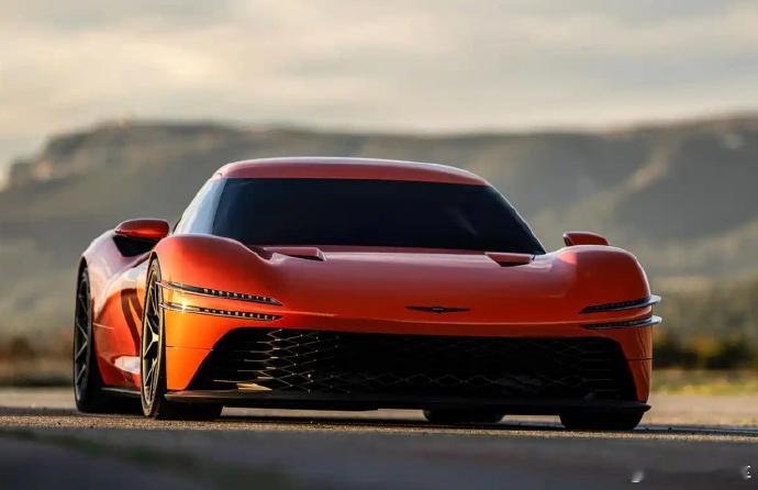 新车外观拥有经典的超跑造型，车头配备家族式设计的双排前大灯，车头还拥有超大的通风