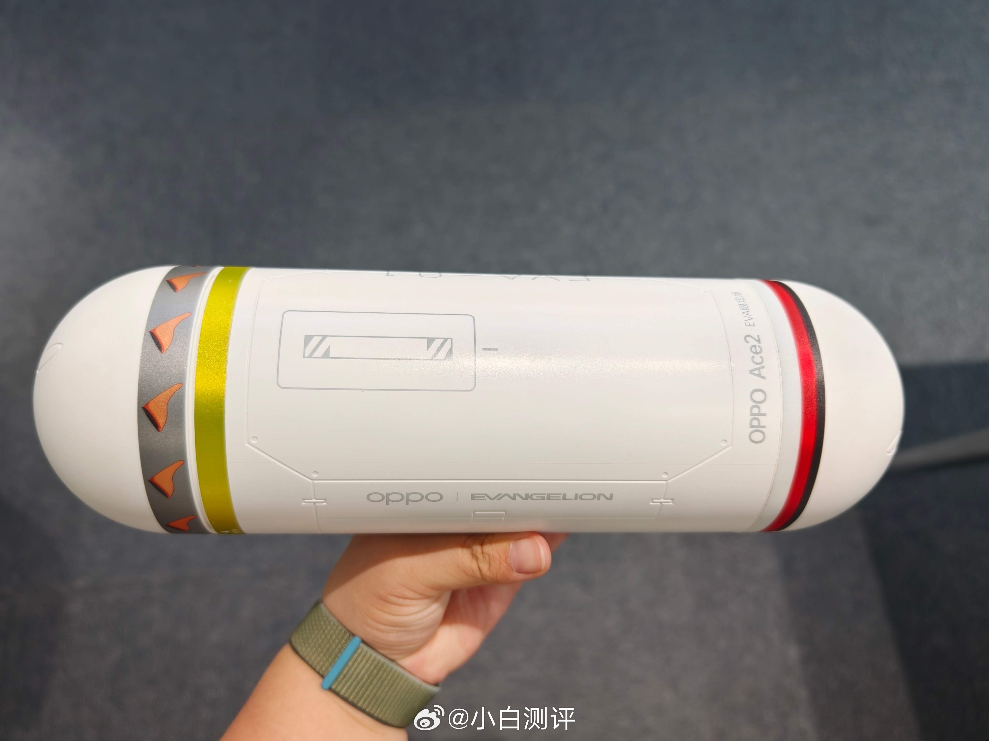 最近拍联名IP限定版手机视频，整理包装盒发现我的「朗基努斯之枪卡针」找不着了[苦