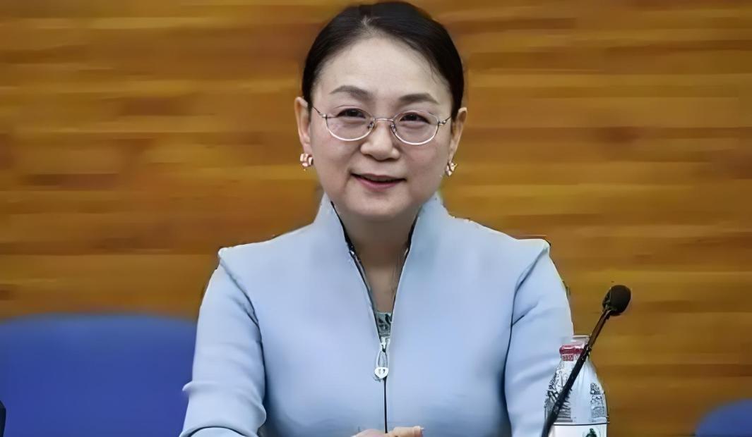 中国女首富是谁？
 
10月30日，《2025胡润女企业家榜》揭晓，翰森制药钟慧