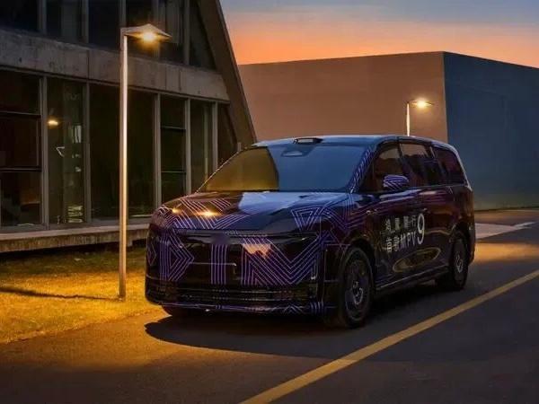 智界新车预告，春季上市，简约大气但又不失豪华气息的高贵美感，营造出舒展流畅的线条