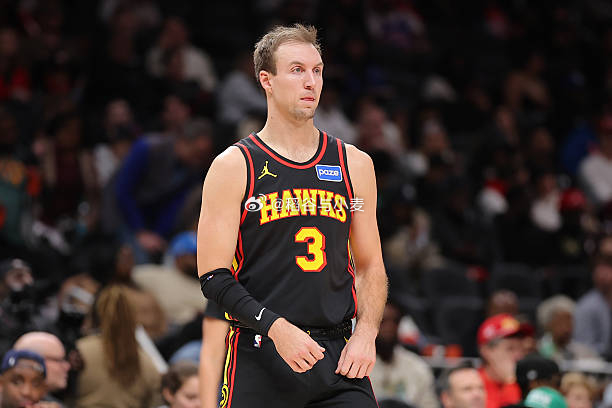 肯纳德本赛季的三分命中率为49.7%，排名高居联盟榜首位置。从湖人的角度来看，球