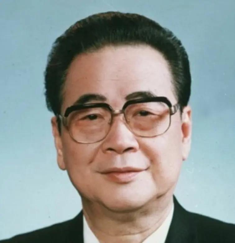 1992年7月，邓颖超因病离世，谁知，邓颖超去世前一日说出的是“李鹏”二字，这背