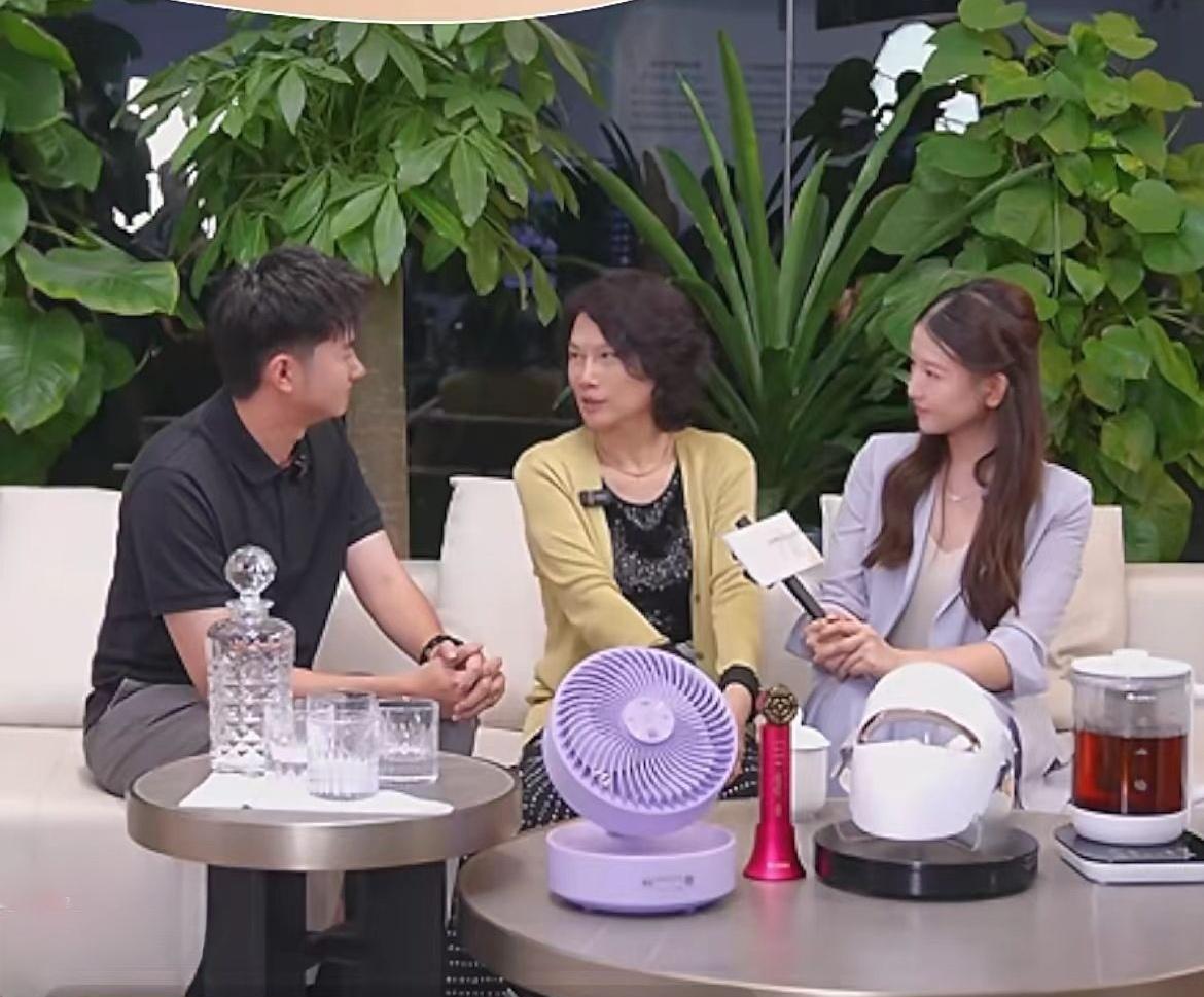 董明珠孟羽童直播互动超有爱当商界铁娘子遇上元气新生代，秒变职场暖心现场！董姐一改