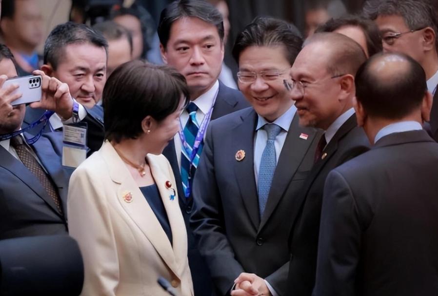 新加坡总理帮腔日本，让中国“大度点”，遭国民怒喷：老实蹲角落里闭嘴！

中日闹僵