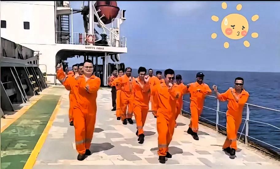 疯了疯了，霍尔木兹海峡被封，船员滞留半个多月，得被憋成啥样。
​打不进去，那就加