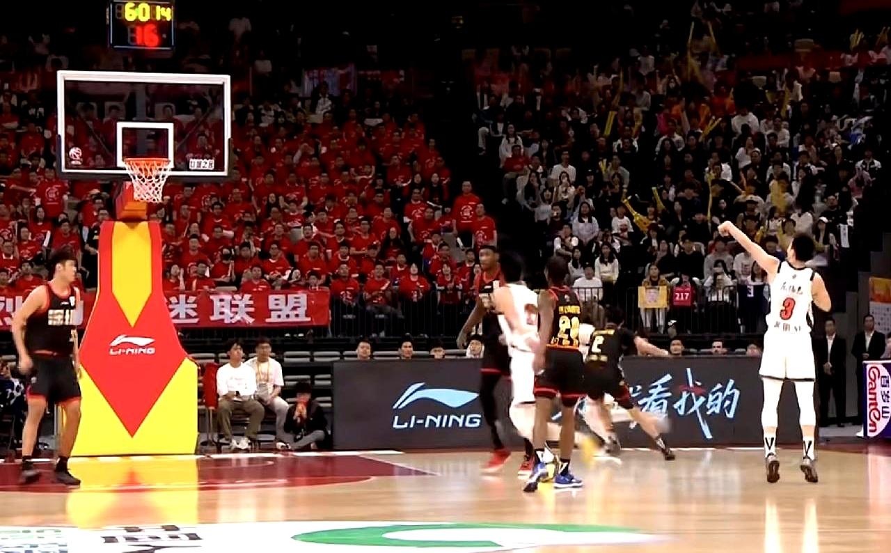 CBA第25轮，广东宏远客战深圳马可波罗，首节就把节奏抓住：29-22领先。
奎