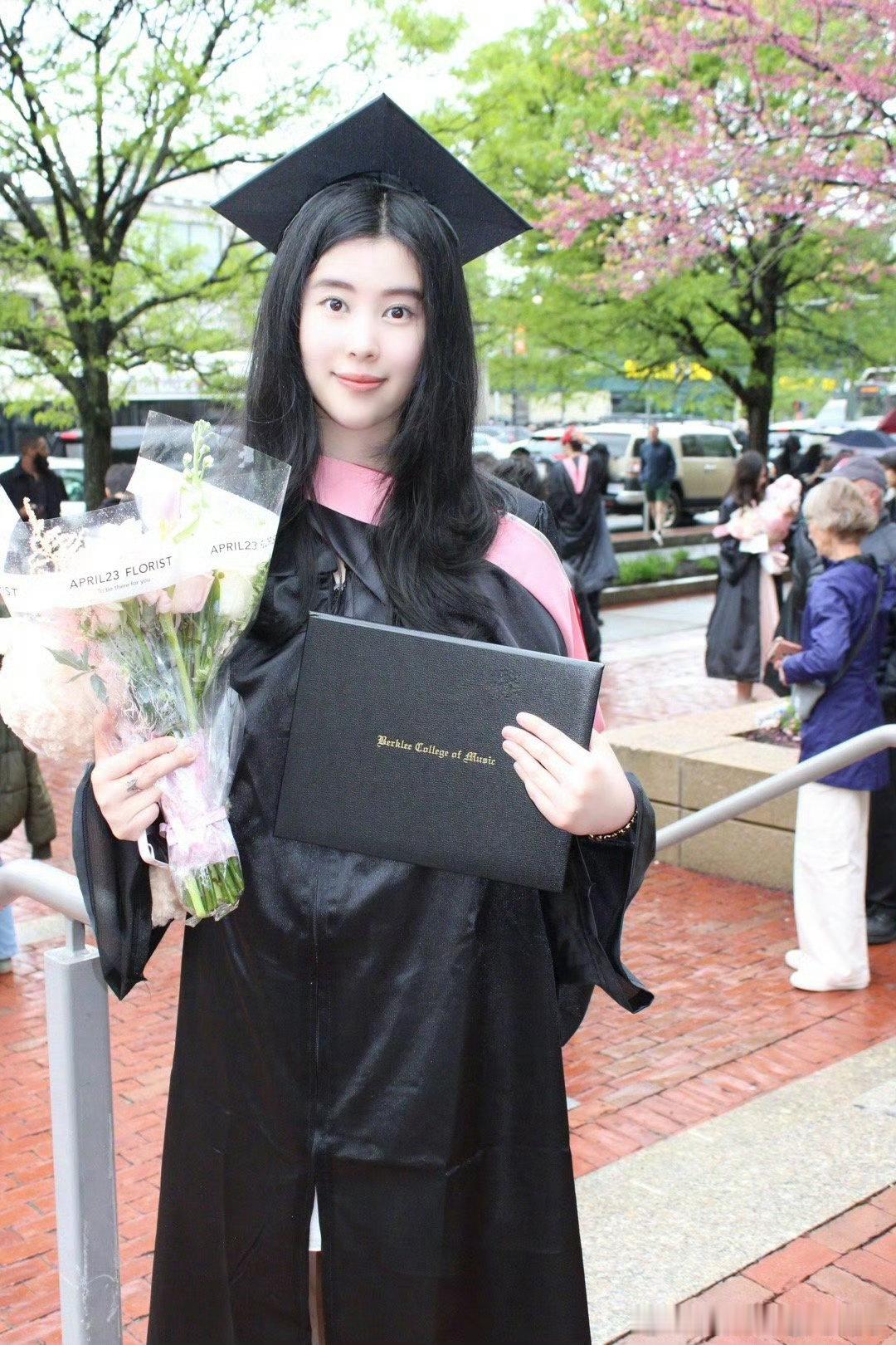 杨子女儿海润伯克利音乐学院毕业杨子女儿海润毕业 ​杨子女儿海润伯克利音乐学院毕业
