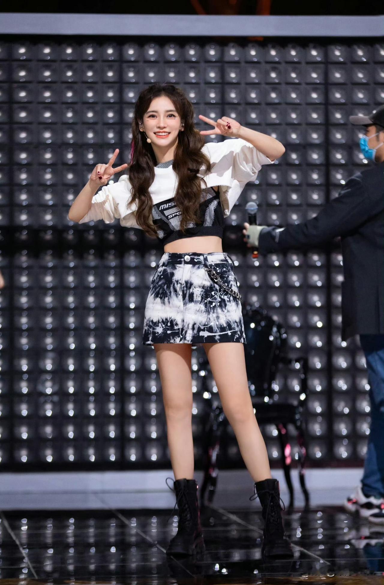 有没有人记得前几年这组酷似打歌舞台的图，当时还小小出圈了一下[憨笑] ​​​