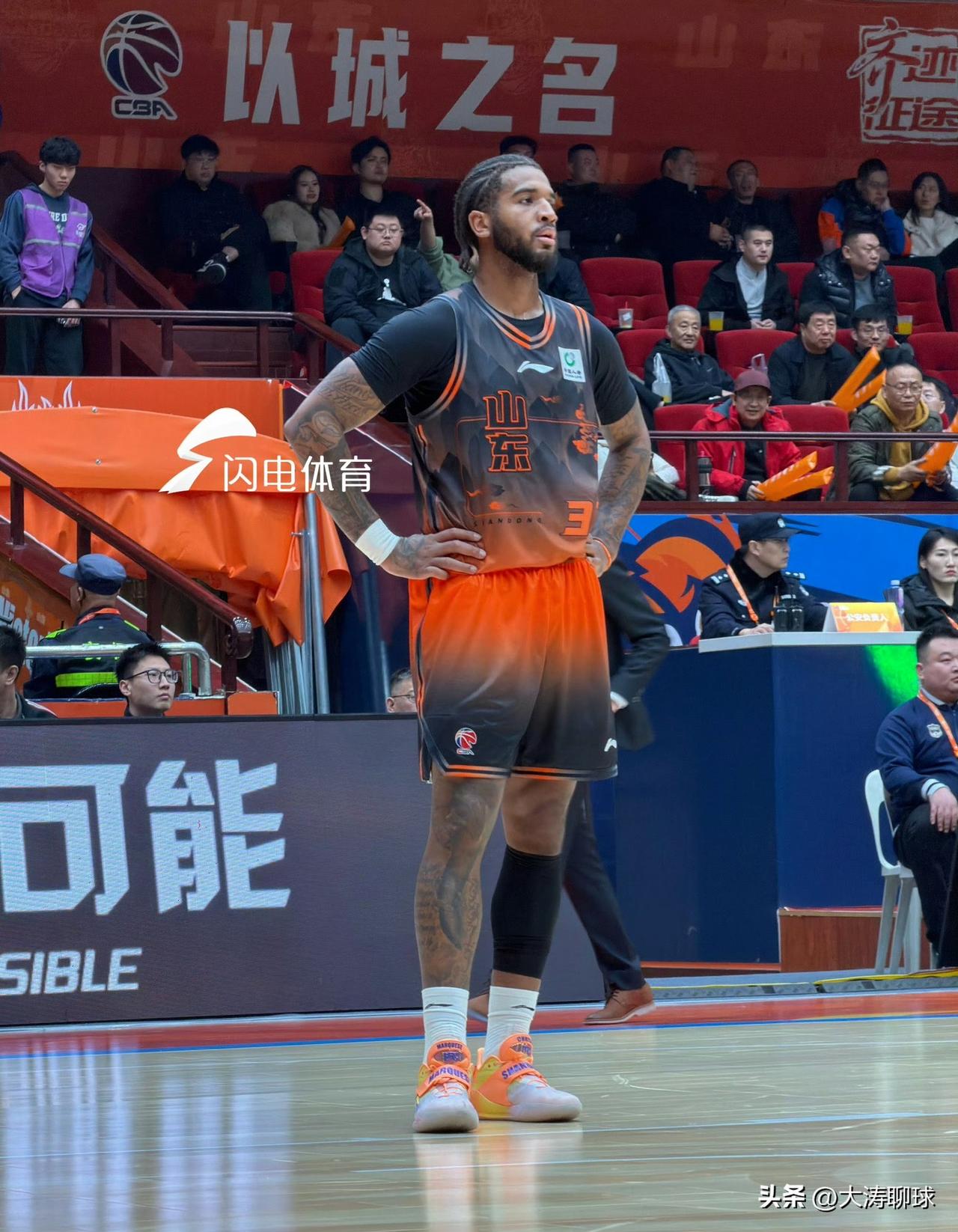 克里斯预计缺席三周！在周五晚上对阵天津男篮的比赛中导致克里斯手指骨裂，随后去医院