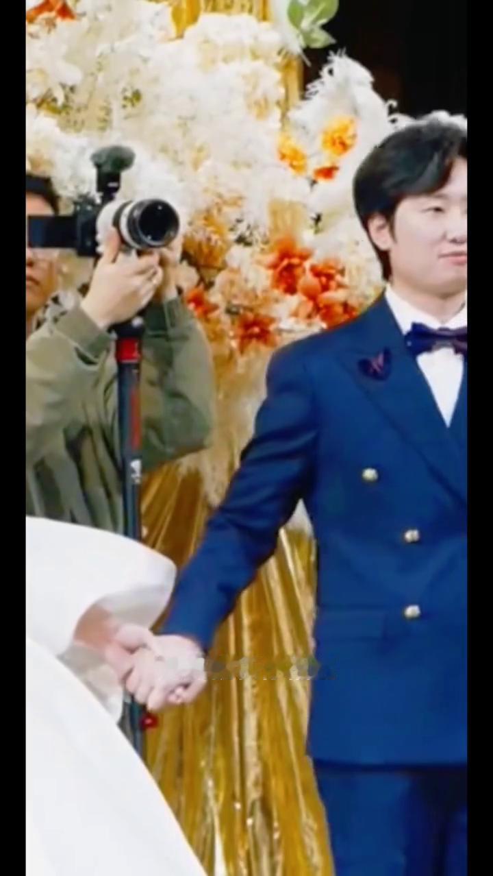 妈妈为儿子婚礼献歌送祝福。
还没有任何的预兆，妈妈就和你相遇。你用那迷人微笑，成