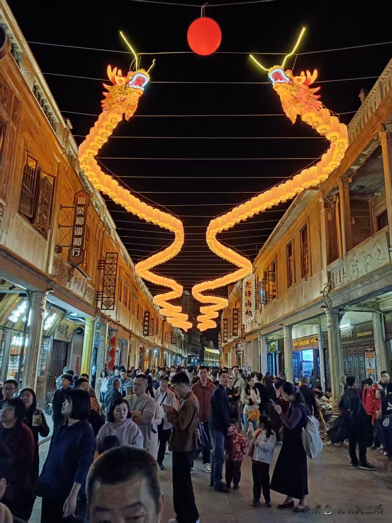 揭阳古城突围记
 
昨晚的揭阳古城，是流光溢彩的“堵城”。进贤门的红灯笼连成星河