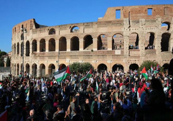 战火连着烧了快三周，全世界爱好和平的普通人实在看不下去了，最近几天从欧洲的巴黎、