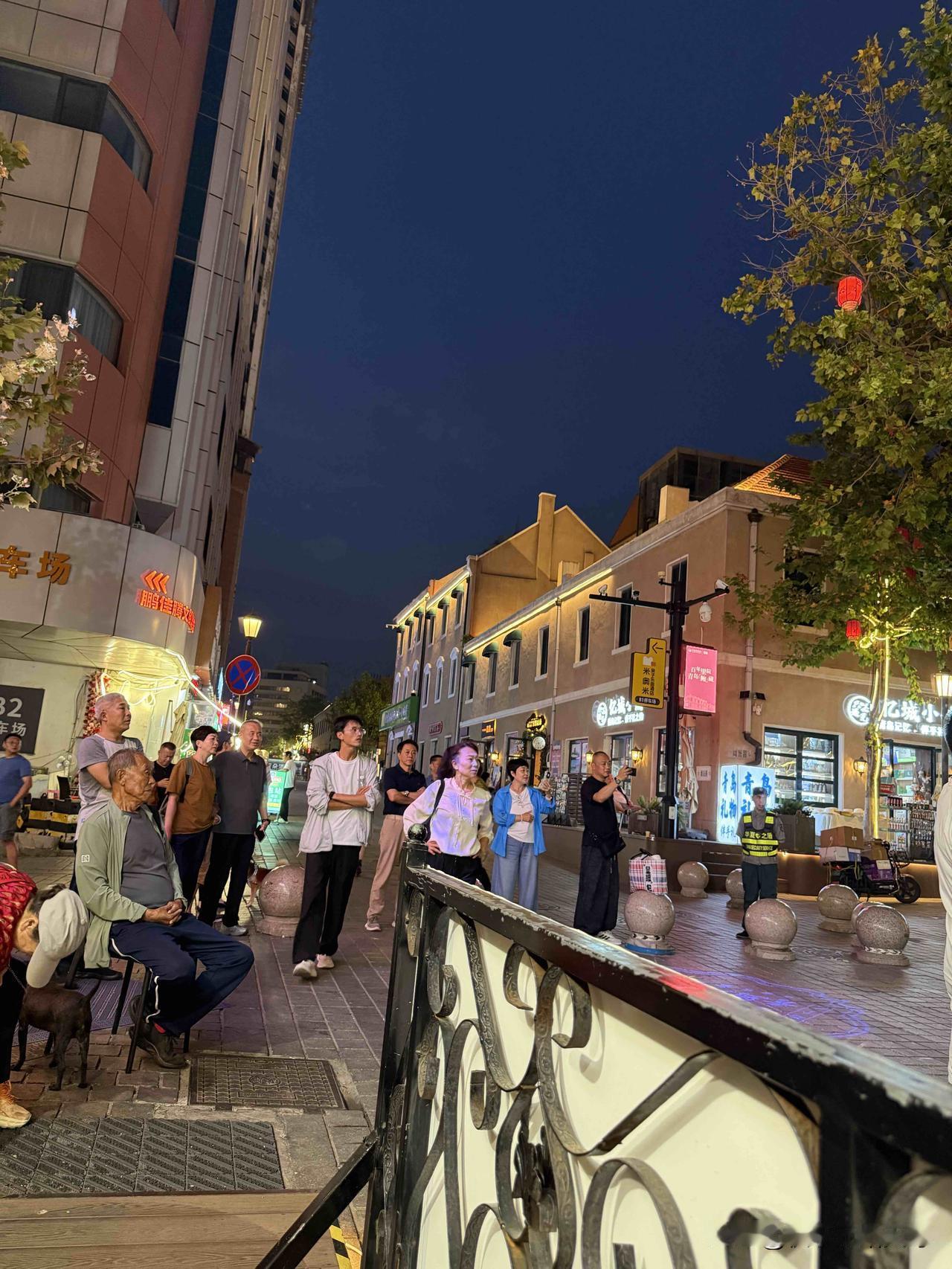 周末晚上去大鲍岛看演出去了，首先先去了恋君俱乐部的直播现场，再去了毛豆团队的演出