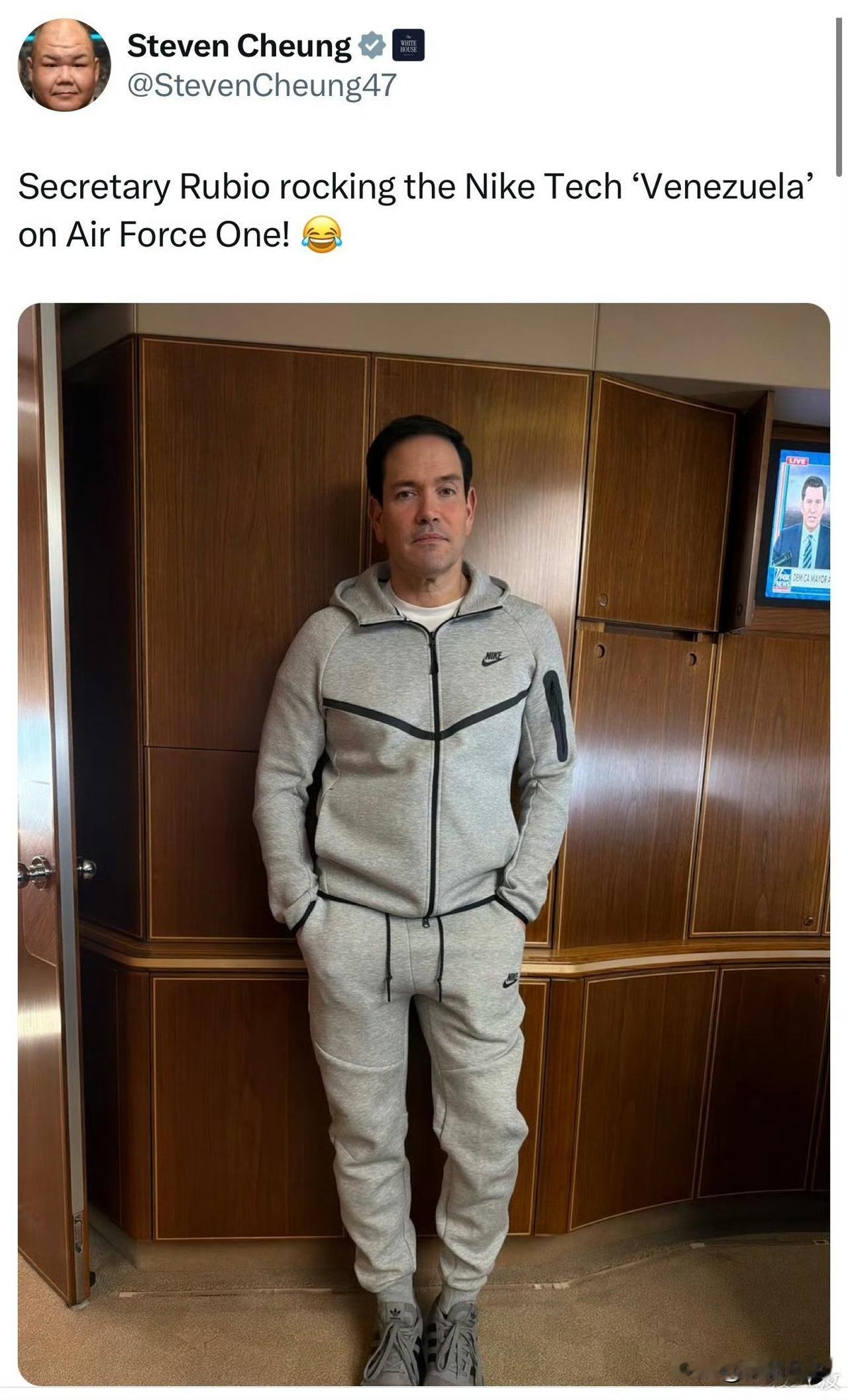 美国国务卿鲁比奥在前往东大飞机上的照片，白宫通讯主任发的（同在飞机上），这一身休