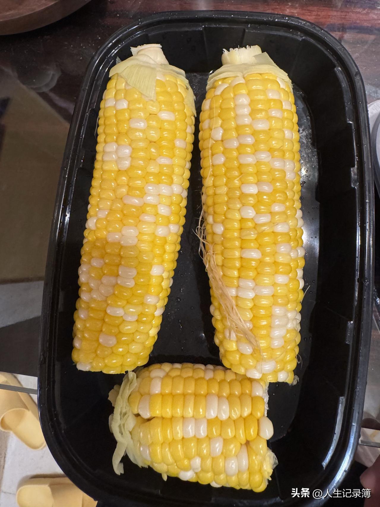 孩子在网上买的鲜玉米🌽。
我打开包装看到就跟刚从玉米杆上刚拔下来的一样。
把玉