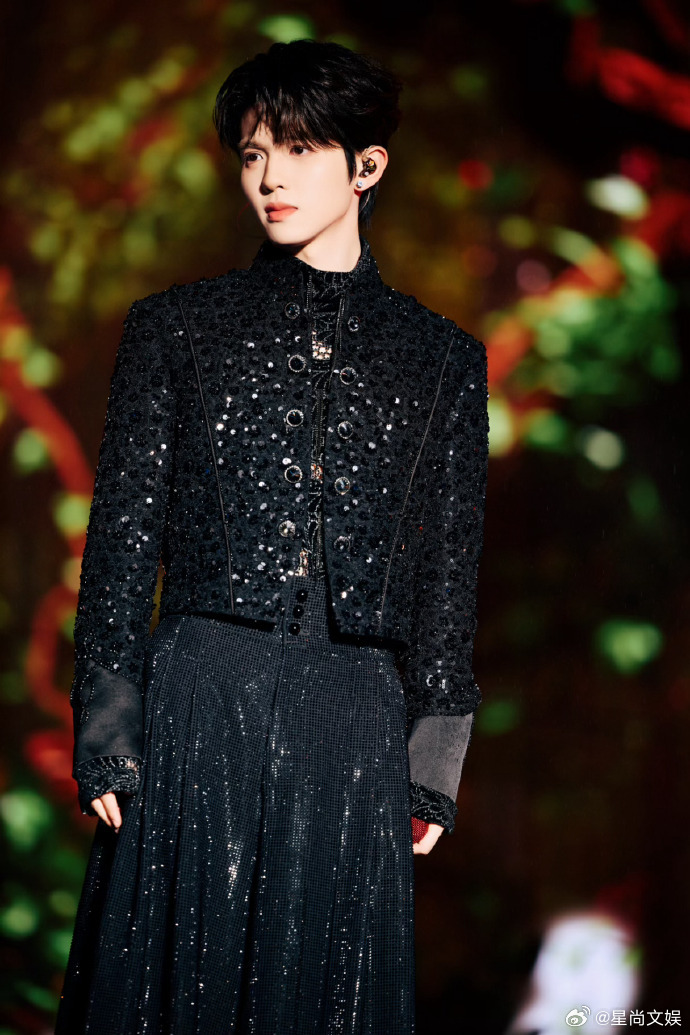 李昊解锁首个体育场演唱会  李昊很多的热情很多的爱下次见  家人们，李昊的体育场