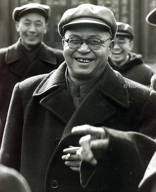 海瑞罢官为什么被批判？DS：上海《文汇报》发表姚的《评新编历史剧〈海瑞罢官〉》。