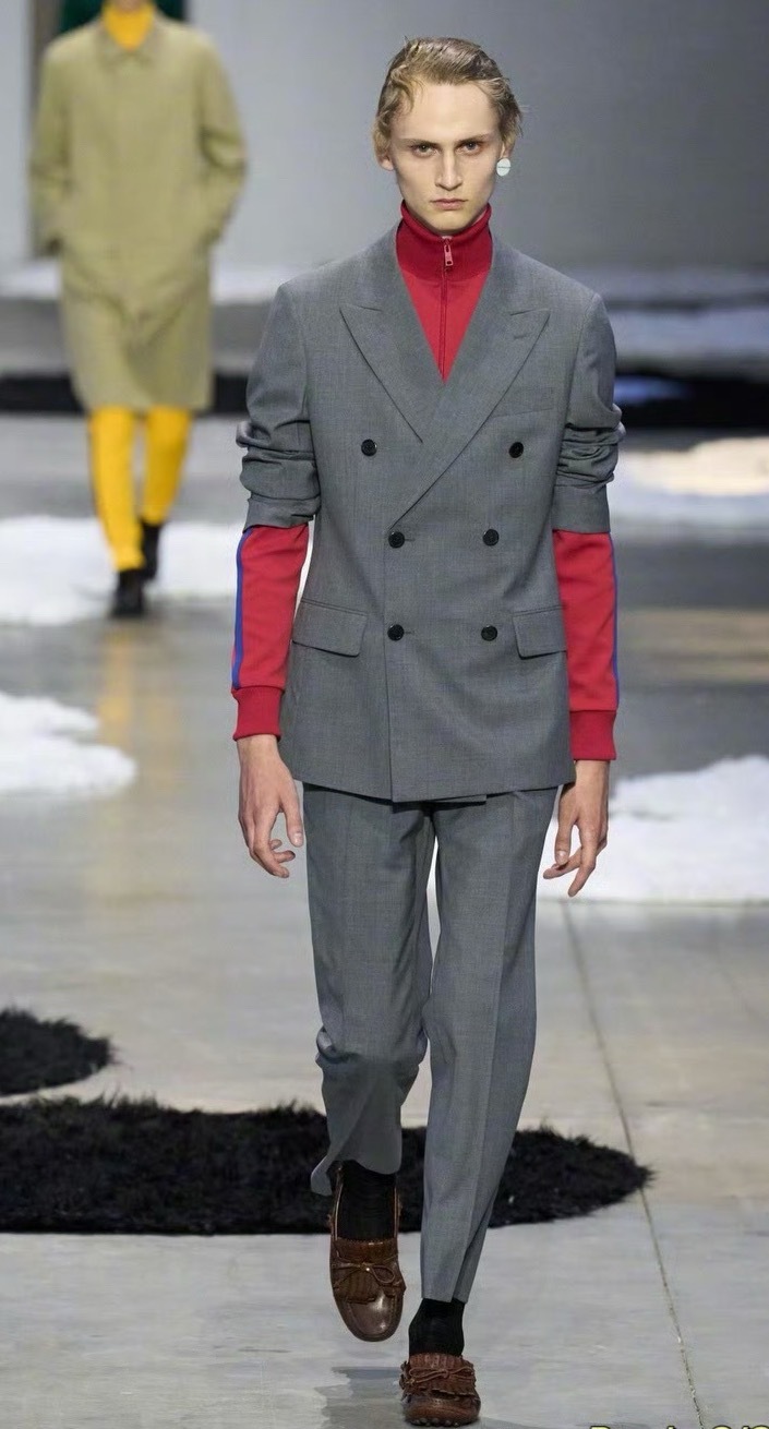 朱志鑫 in Prada大秀 整体造型气质优雅克制。最出色的是比例控制。他并非单