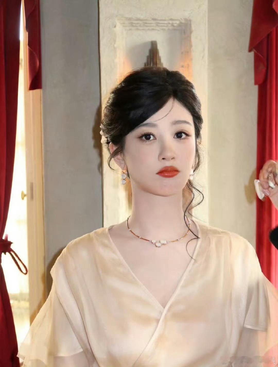 这简直可以说是看图识人了，这谁还能认出是杨紫。 
