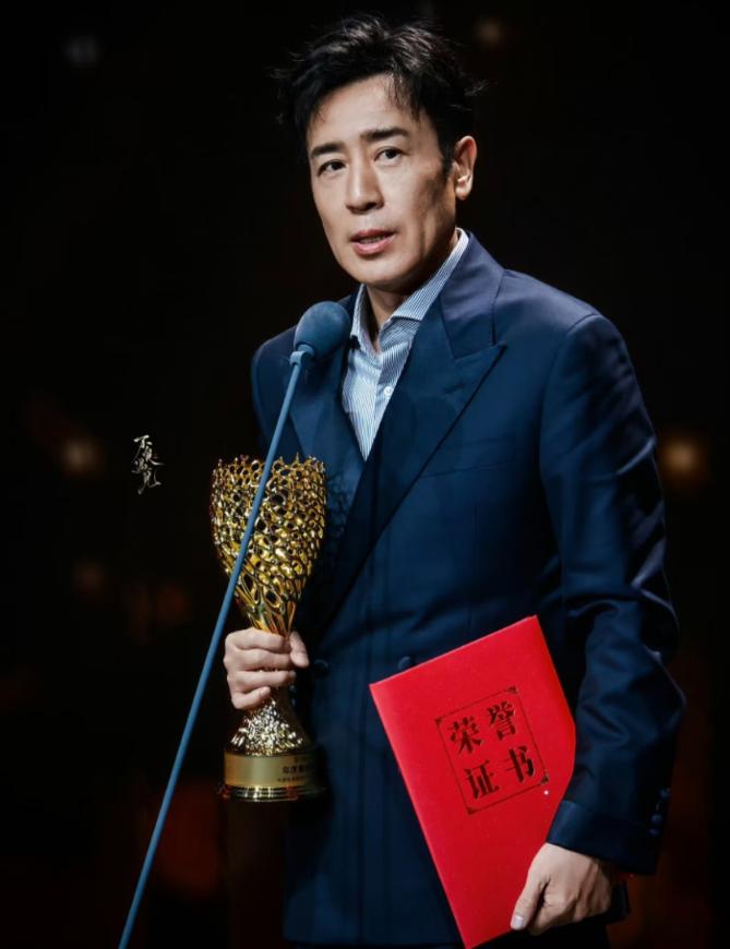 张艺谋激动起身鼓掌！于和伟等了大半辈子，终于拿下这个影帝演戏大半辈子，拿奖无数。