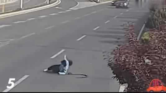 开车的一般难以发现这是一个路口，骑车的人也不观察路况，就冲了出来，过来的车子，司