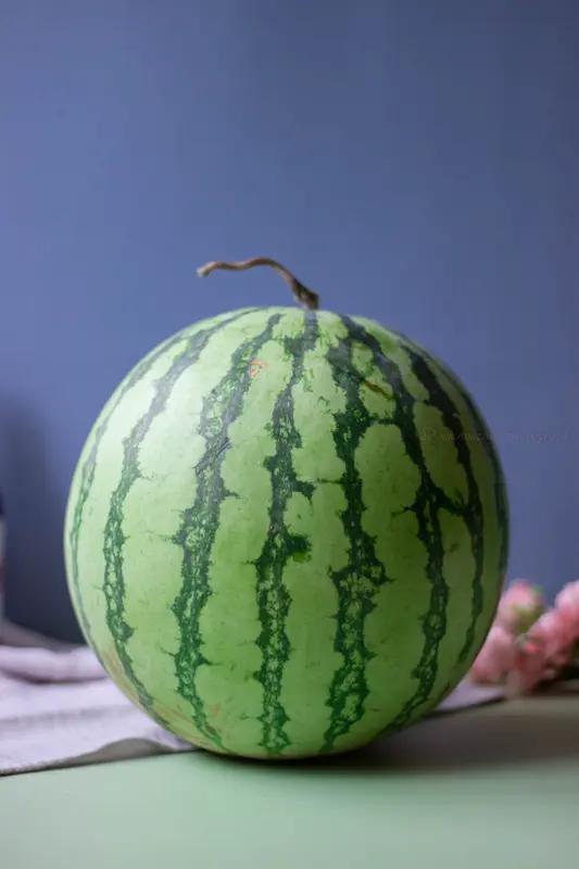 挑西瓜这事儿，我常用敲打听声儿的办法来选。一般来说，声音清脆脆的，有可能是生瓜；