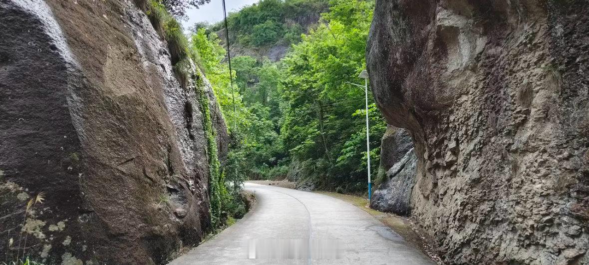 长假短游      每逢长假，我们都只作短途旅行。        人烟稀少、山清