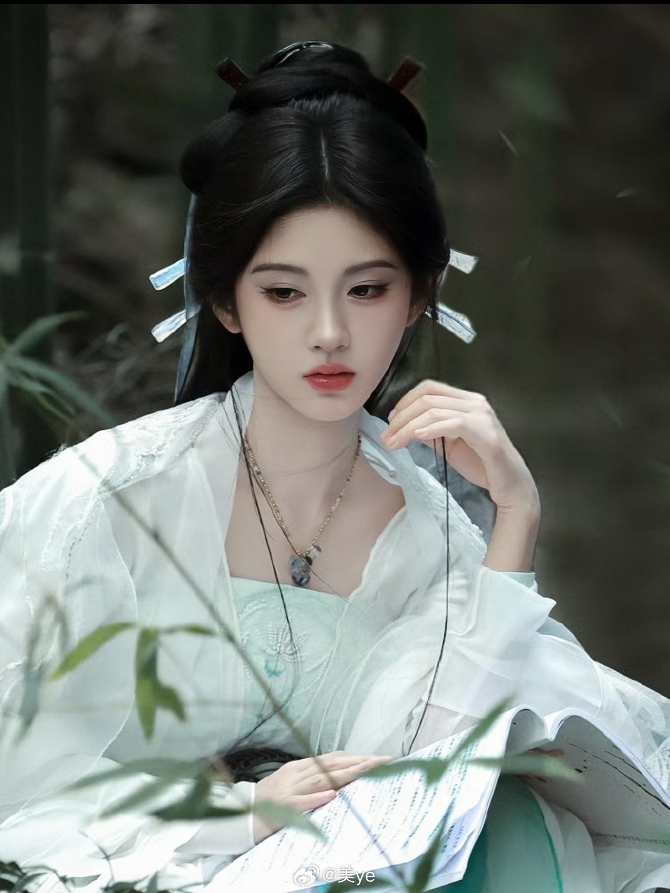 鞠婧祎的新戏妆造把狐狸眼妆容焊在脸上了她今年一直是这种上扬的眉眼状态，隐约有很多