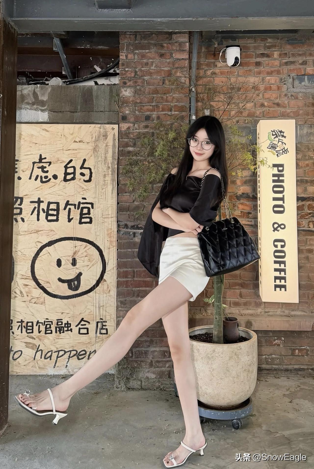 午后，寻一处安静的咖啡馆，点一杯拿铁。浓郁的咖啡香瞬间在空气中弥漫开来，那香气仿